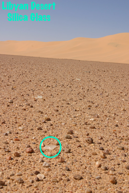 Libysches W&uuml;stenglas auf dem Sandboden